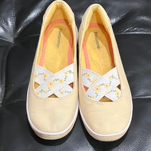 Grasshoppers size 7 women’s Beige Floral Slip-On low heeled shoe / Flats - Picture 4 of 15